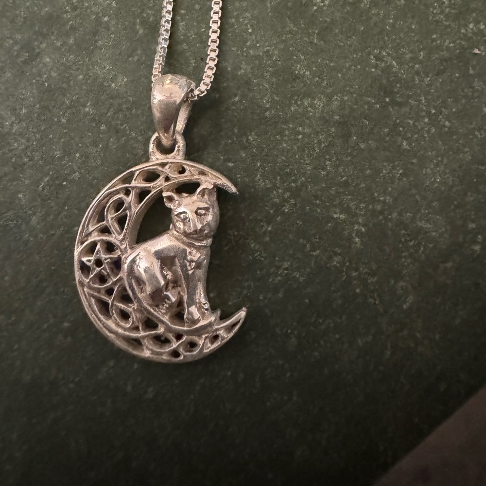 Sterling silver box chain necklace with cat on a moon 🌙. Great condition.